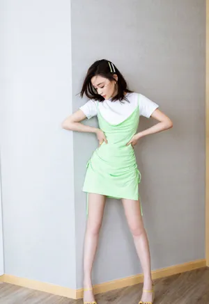 袁姗姗清新绿裙甜美写真图片