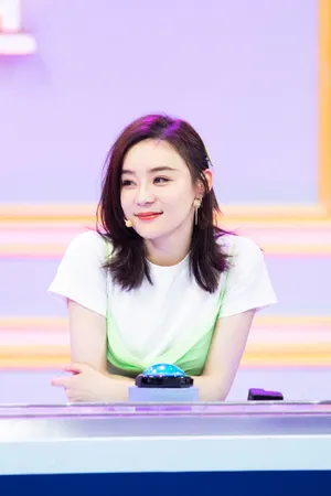 袁姗姗清新绿裙甜美写真图片_2