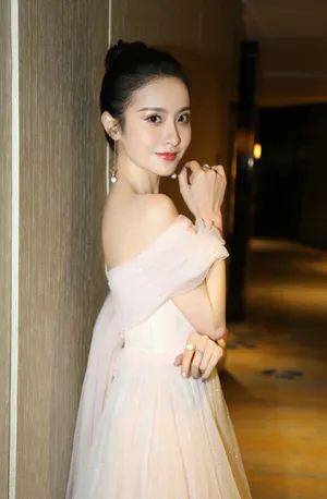 赖雨濛性感一字肩礼服写真图片_6