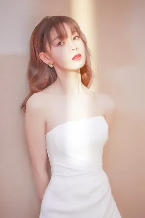 陈瑶抹胸白裙性感写真图片