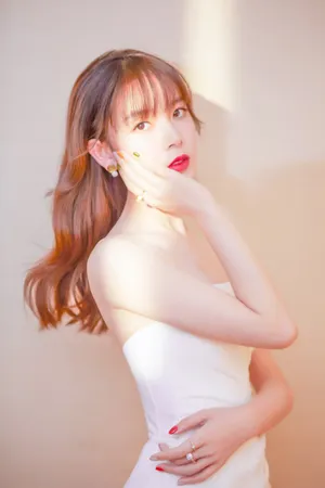 陈瑶抹胸白裙性感写真图片_1