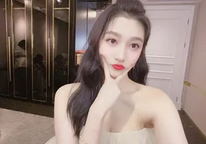 关晓彤甜美可爱自拍照图片_1