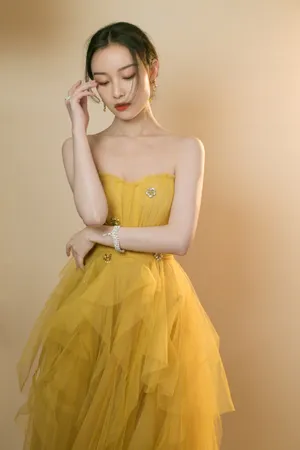 倪妮抹胸纱裙明艳性感写真图片_3