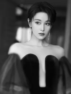 张馨予墨绿色丝绒长裙性感写真图片_2
