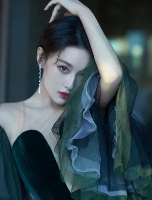 张馨予墨绿色丝绒长裙性感写真图片_6