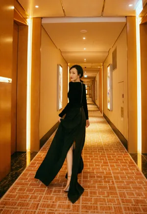 王鸥高开叉礼服优雅写真图片