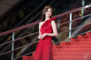 林允儿红色长裙气质写真图片