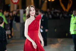 林允儿红色长裙气质写真图片_2