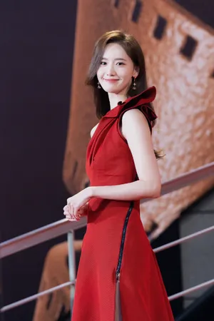 林允儿红色长裙气质写真图片_3