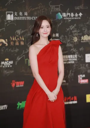林允儿红色长裙气质写真图片_4