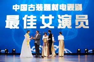 宋祖儿26届华鼎奖性感图片_1