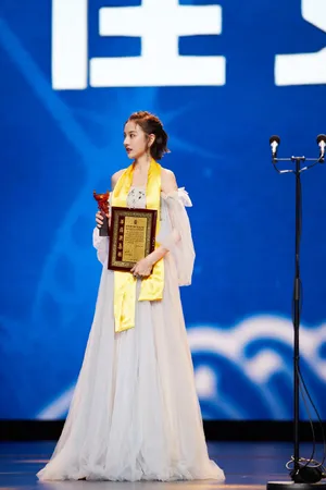 宋祖儿26届华鼎奖性感图片_2