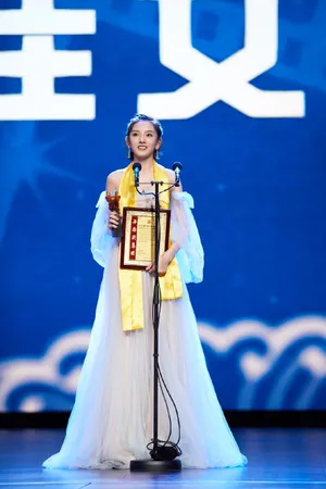 宋祖儿26届华鼎奖性感图片_3