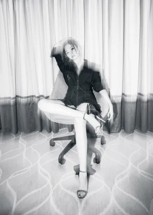 张靓颖黑白质感写真图片_12