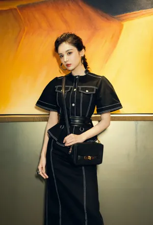古力娜扎西装飒爽酷美写真图片