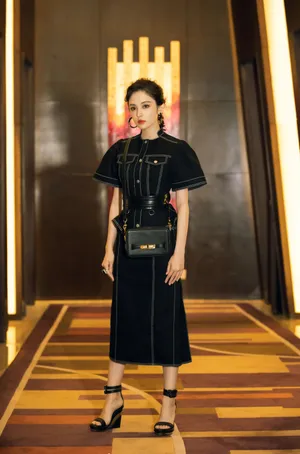 古力娜扎西装飒爽酷美写真图片