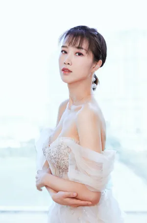奚望轻纱长裙精致优雅写真图片_4