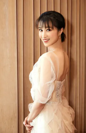奚望轻纱长裙精致优雅写真图片_6