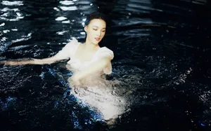 蕙心玥泳池唯美写真图片_5