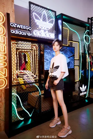 李庚希运动风甜美活动照图片_2