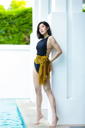赵奕欢湿发性感大秀美腿写真图片