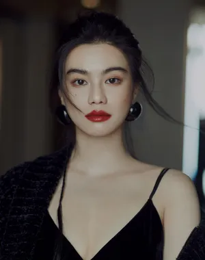 李蔓瑄性感优雅光影写真图片_5