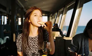 虞书欣海上甜美自拍图片_2