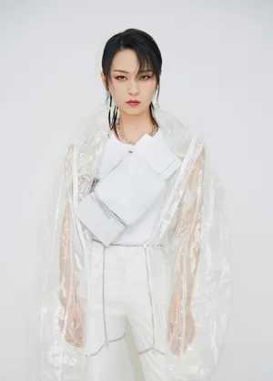 周笔畅纯白优雅时尚写真图片