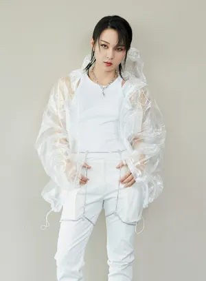 周笔畅纯白优雅时尚写真图片_8