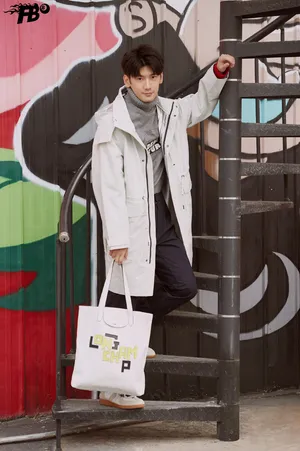 刘芮麟阳光帅气街拍图片