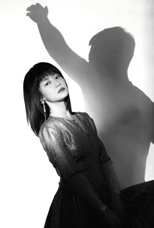 谭卓优雅黑白质感写真图片_4