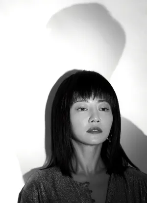 谭卓优雅黑白质感写真图片_6