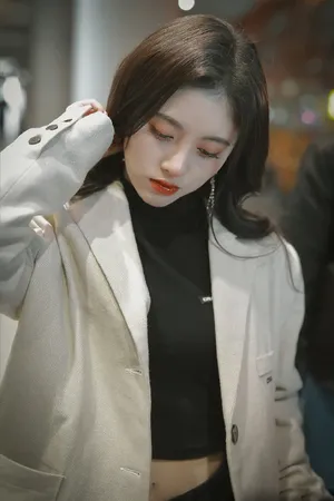 鞠婧祎复古港风私服街拍图片