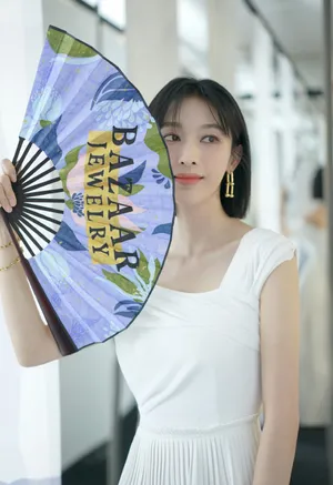张俪性感典雅大气写真图片
