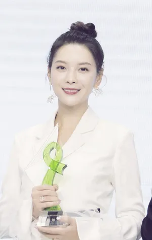 栗坤白色西装优雅活动照图片