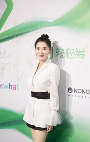 栗坤白色西装优雅活动照图片_3