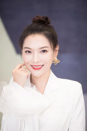 栗坤白色西装优雅活动照图片_4
