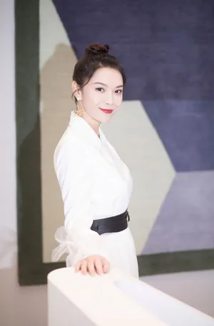 栗坤白色西装优雅活动照图片_6