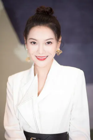 栗坤白色西装优雅活动照图片_7