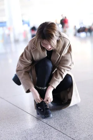 乔欣精致红唇妆街拍图片_2