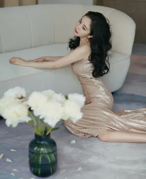 杨幂波浪卷发妙曼性感写真图片_1