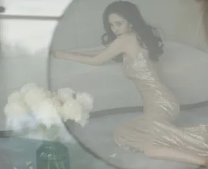 杨幂波浪卷发妙曼性感写真图片_8