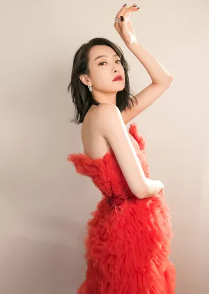 宋茜红丝绒长裙优雅性感写真