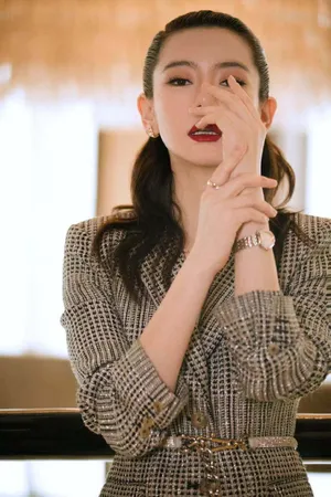 戚薇银色闪钻西装率性写真图片