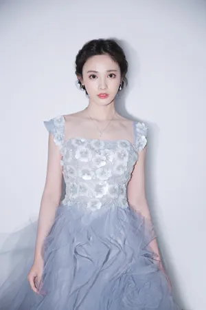 彭小苒艾莎造型性感图片_1