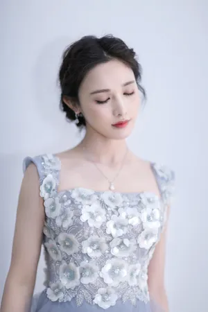 彭小苒艾莎造型性感图片_2