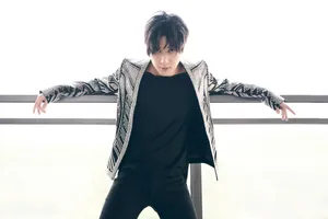 薛之谦硬核银色亮片造型帅气图片_8