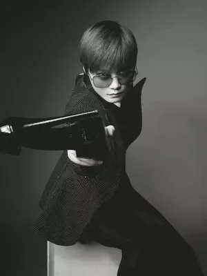 李宇春简洁画风质感写真图片