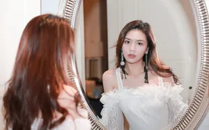 黄英白裙优雅甜美写真图片_2