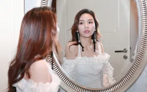 黄英白裙优雅甜美写真图片_3